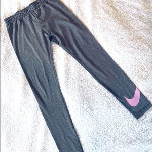 Girl’s Heather Grey Nike Swoosh Leggings